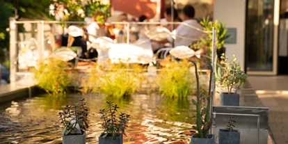 Hochzeit - Garten - Güssing - Wasserpiele im bunten Restaurant + Kunsthotel Malerwinlk in der schönen STeiermark - Malerwinkl Restauarnt + Kunsthotel