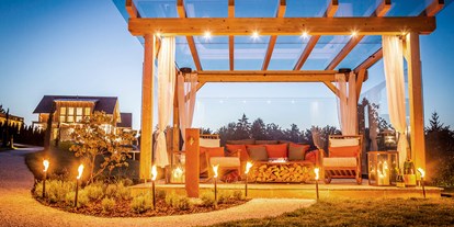 Hochzeit - Hochzeitsessen: 3-Gänge Hochzeitsmenü - Steiermark - Romantische Champagner Lounge im Park - Golden Hill Country Chalets & Suites