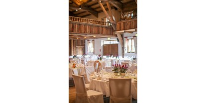 Hochzeit - Hochzeits-Stil: Traditionell - Tirol - Milser Stadl mit runden Tischen - Trofana Tyrol