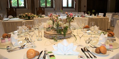 Hochzeit - Hochzeits-Stil: Traditionell - Tirol - Milser Stadl, runde Tische, Blick auf die Hochzeitstafel - Trofana Tyrol