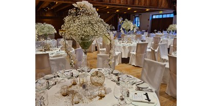 Hochzeit - Hochzeits-Stil: Traditionell - Tirol - Milser Stadl, runde Tische Deko-Beispiel - Trofana Tyrol