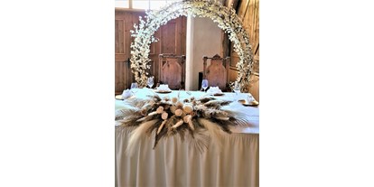 Hochzeit - Hochzeits-Stil: Traditionell - Tirol - Milser Stadl, kleine Hochzeitstafel (Sweetheart-Table) - Trofana Tyrol