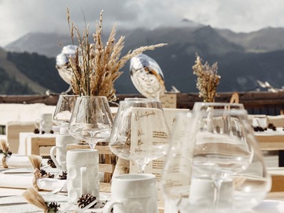 Hochzeit - Hochzeits-Stil: Traditionell - Tirol - Eine Festtafel beim VIEW in Berwang. - Das View - the Pop-Up