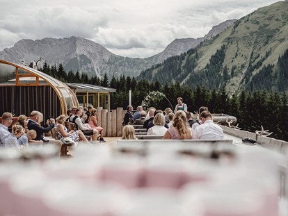 Hochzeit - Hochzeits-Stil: Traditionell - Tirol - Die Terrasse des VIEW bietet die ideale Kulisse für eine Trauung in Tirols Bergen. - Das View - the Pop-Up