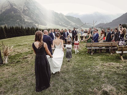 Hochzeit - Hochzeits-Stil: Traditionell - Tirol - Trauung unter freiem Himmel unweit des VIEW. - Das View - the Pop-Up
