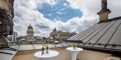 Hochzeit - Fotobox - Berlin-Stadt - Terrasse vom Festsaal - Französischer Dom und Restaurant Hugo & Notte