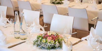 Hochzeit - Hochzeits-Stil: Boho-Glam - Altlandsberg - Gedeckte Tische mit Gesteck - Französischer Dom und Restaurant Hugo & Notte