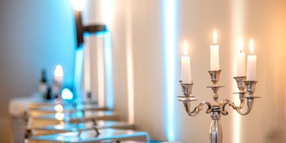 Hochzeit - Hochzeits-Stil: Boho-Glam - Altlandsberg - Gestelltes Buffet mit Kerze im Vordergrund - Französischer Dom und Restaurant Hugo & Notte