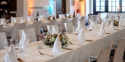 Hochzeit - Hochzeits-Stil: Boho-Glam - Altlandsberg - Gedeckte Tische mit Gesteck - Französischer Dom und Restaurant Hugo & Notte