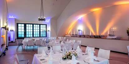 Hochzeit - Hochzeits-Stil: Boho-Glam - Altlandsberg - Gedeckte Tische mit Gesteck und Stimmungslichtern - Französischer Dom und Restaurant Hugo & Notte