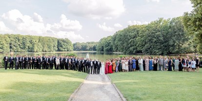 Hochzeit - Umgebung: im Park - Niederzier - Hochzeitsgesellschaft - Foto vorm See - Club Astoria