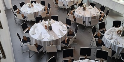 Hochzeit - Geeignet für: Firmenweihnachtsfeier - Wiesbaden - Die Hochzeitslocation BOTANICAL mit großen, runden Tischen für eure Hochzeit. - Hochzeits- und Eventlocation BOTANICAL