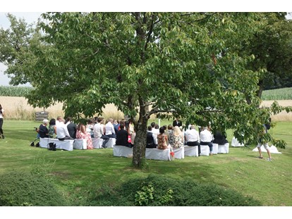 Hochzeit - Hochzeits-Stil: Boho-Glam - Oberösterreich - Zeremonie im Obstgarten - Abbrandtnergut auf dem Balkon von Linz
