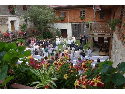 Hochzeit - Preisniveau: moderat - Enns - Zeremonie im Innenhof - Abbrandtnergut auf dem Balkon von Linz