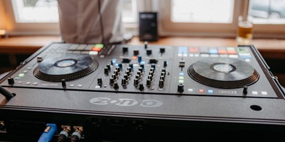 Hochzeit - Sommerhochzeit - Wuppertal - DJ im Tanzraum aufgebaut - Gasthaus In Der Strassen