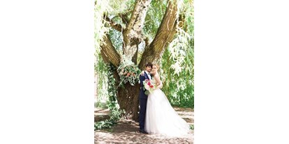 Hochzeit - Hochzeits-Stil: Boho-Glam - Altlandsberg - Fotoshooting unter der Weide - Gartenglück Wegendorf