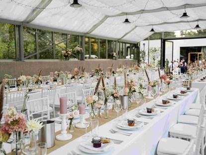 Hochzeit - Hochzeits-Stil: Modern - Wien-Stadt Hietzing - Tafel im Gewächshaus - Donati Garten