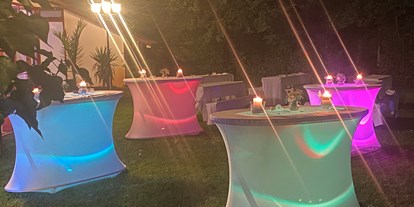 Hochzeit - Art der Location: im Freien - Kindenheim - Beleuchtete ovale Stehtische
in einer lauen Sommernacht. - Jägerhof Biblis