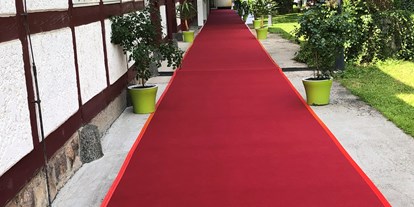 Hochzeit - Art der Location: im Freien - Kindenheim - Red Carpet zum "Hochzeitszimmer" - Jägerhof Biblis