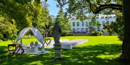 Hochzeit - Umgebung: im Park - Niederzier - Die riesige Gartenanlage des Schloss Rahe lädt zu einer Gartenhochzeit mit Stil. - Schloss Rahe GmbH