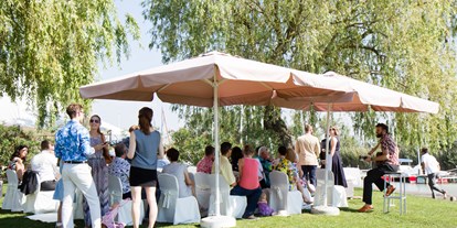 Hochzeit - Hochzeits-Stil: Boho-Glam - Weiden am See - Für eine Trauung unter freiem Himmel direkt am Neusiedlersee - das Hotel Seepark-Weiden. - Strandbar im Seepark Weiden