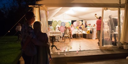 Hochzeit - Hochzeits-Stil: Boho-Glam - Weiden am See - Feiert eure Hochzeit in einem Hochzeitszelt im Hotel Seepark-Weiden im Nordburgenland. - Strandbar im Seepark Weiden