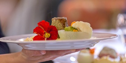 Hochzeit - Art der Location: Gasthaus - Bludenz - Hauptgericht - Schweinefiletmedaillons in der Kräuterkruste mit Gemüseschiffchen - Relax- & Vitalhotel Adler