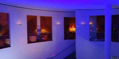 Hochzeit - Art der Location: ausgefallene Location - Alberschwende - Hotelhalle mit Galerie stilvoll beleuchtet - Vienna House Martinspark Dornbirn