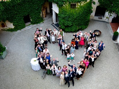 Hochzeit - Art der Location: im Freien - Gruppenfoto im Innenhof des Schloss Ernegg - Schloss Ernegg
