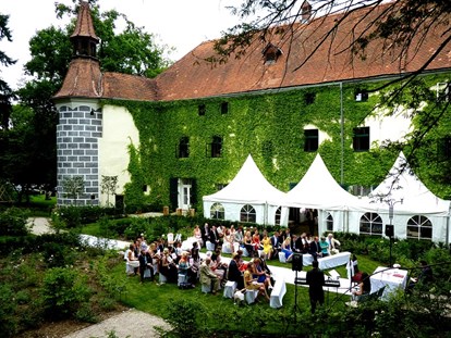 Hochzeit - Festzelt - Scheibbs - Standesamtliche Trauung im englischen Garten des Schloss Ernegg - Schloss Ernegg