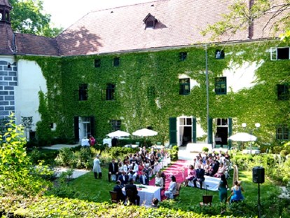 Hochzeit - Art der Location: im Freien - Standesamtliche Hochzeit im Schloss Ernegg - Schloss Ernegg