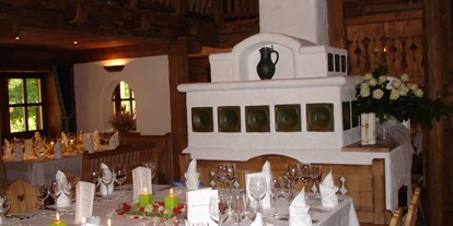 Hochzeit - Umgebung: am Land - Obertraun - Der gemütliche Kamin im Festsaal des Laimer Urschlag in Strobl. - Laimer-Urschlag