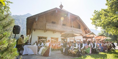 Hochzeit - Umgebung: am Land - Obertraun - Eheschließung im Freien im Laimer Urschlag in Strobl. - Laimer-Urschlag