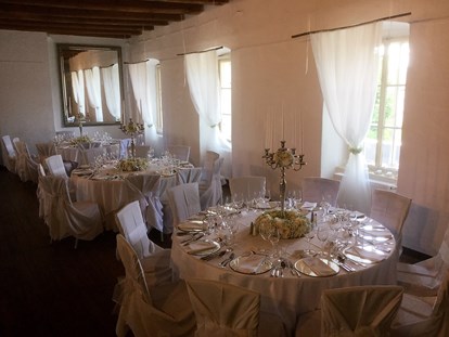 Hochzeit - Sommerhochzeit - Burgau (Burgau) - Runde Tische in allen Größen von 6 bis 12 Personen  im Kastell Stegersbach - Kastell Stegersbach