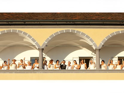 Hochzeit - Art der Location: Schloss - 30 m langer Arkadengang im Freien. Perfekt für Raucher oder Sektempfang im Kastell Stegersbach - Kastell Stegersbach