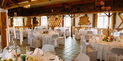 Hochzeit - Umgebung: am Land - Ostbayern - Hochzeit 20.06.2015
Hier sieht man noch einmal den unteren Saalbereich mit runden Tischen und den Hussen. - Gasthof Wösner