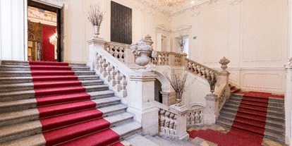 Hochzeit - Art der Location: Schloss - Margarethen am Moos - Die Feststiege im Palais Schönborn-Batthyány in Wien. - Palais Schönborn-Batthyány