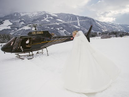 Hochzeit - Weinkeller - Mittersill - Braut reist im Helikopter an  - Schloss Prielau Hotel & Restaurants