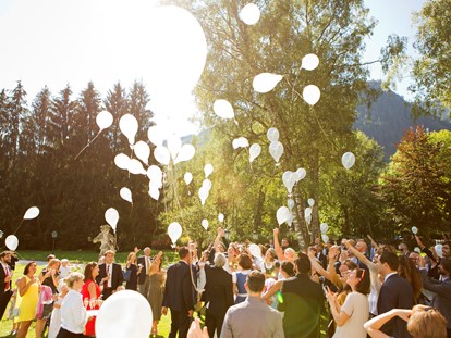 Hochzeit - Trauung im Freien - Fieberbrunn - Balloons fliegen lassen bringt Glück! - Schloss Prielau Hotel & Restaurants