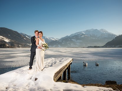 Hochzeit - Trauung im Freien - Fieberbrunn - Winterliches Fotoshooting am Privatstrand  - Schloss Prielau Hotel & Restaurants