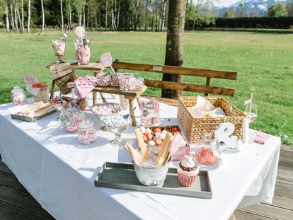 Hochzeit - Geeignet für: Eventlocation - St. Ulrich am Pillersee - süßes Buffet im Schlossgarten - Schloss Prielau Hotel & Restaurants