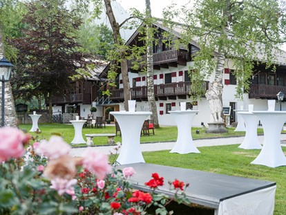 Hochzeit - barrierefreie Location - Leogang - Stehtische für Empfang im Schlossgarten - Schloss Prielau Hotel & Restaurants
