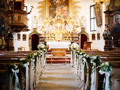 Hochzeit - barrierefreie Location - Leogang - Heiraten in der Kirche neben Schloss Prielau - Schloss Prielau Hotel & Restaurants