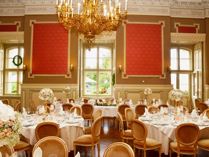 Hochzeit - interne Bewirtung - Der Rote Saal auf Schloss Wolfsberg bietet bis zu 110 Personen Platz  - Schloss Wolfsberg