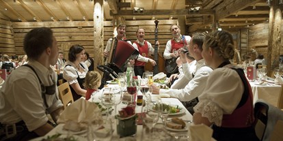 Hochzeit - Umgebung: in den Bergen - Pertisau - gute Stimmung, die Gäste fühlen sich wohl - Bergbauernmuseum z'Bach