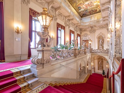 Hochzeit - nächstes Hotel - Bad Vöslau - prunkvolle Feststiege als beeindruckender Entrée  - Palais Daun-Kinsky