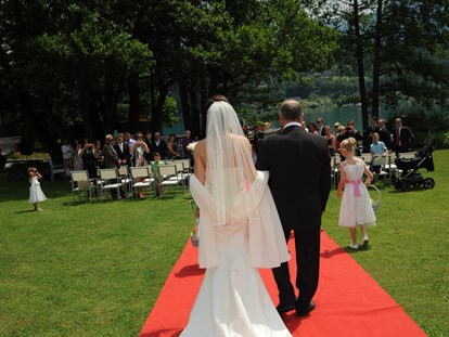 Hochzeit - Hochzeitsessen: Buffet - Feistritz im Rosental - Die Braut schreitet zur Zeremonie - Inselhotel Faakersee - Inselhotel Faakersee