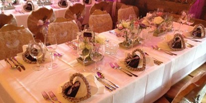 Hochzeit - Umgebung: am Land - Schladming - Heiraten auf der Unterhofalm in Filzmoos. Tischkarte mit Herz - Unterhofalm