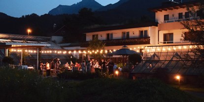 Hochzeit - Art der Location: ausgefallene Location - Alberschwende - Unser Innenhof bei Nacht. - Blumen Kopf - 1er Hus