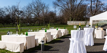 Hochzeit - barrierefreie Location - Lanzenkirchen - Bei Schönwetter kann die Tafel auf Schloss Lackenbach auch gerne im Freien stattfinden. - Schloss Lackenbach